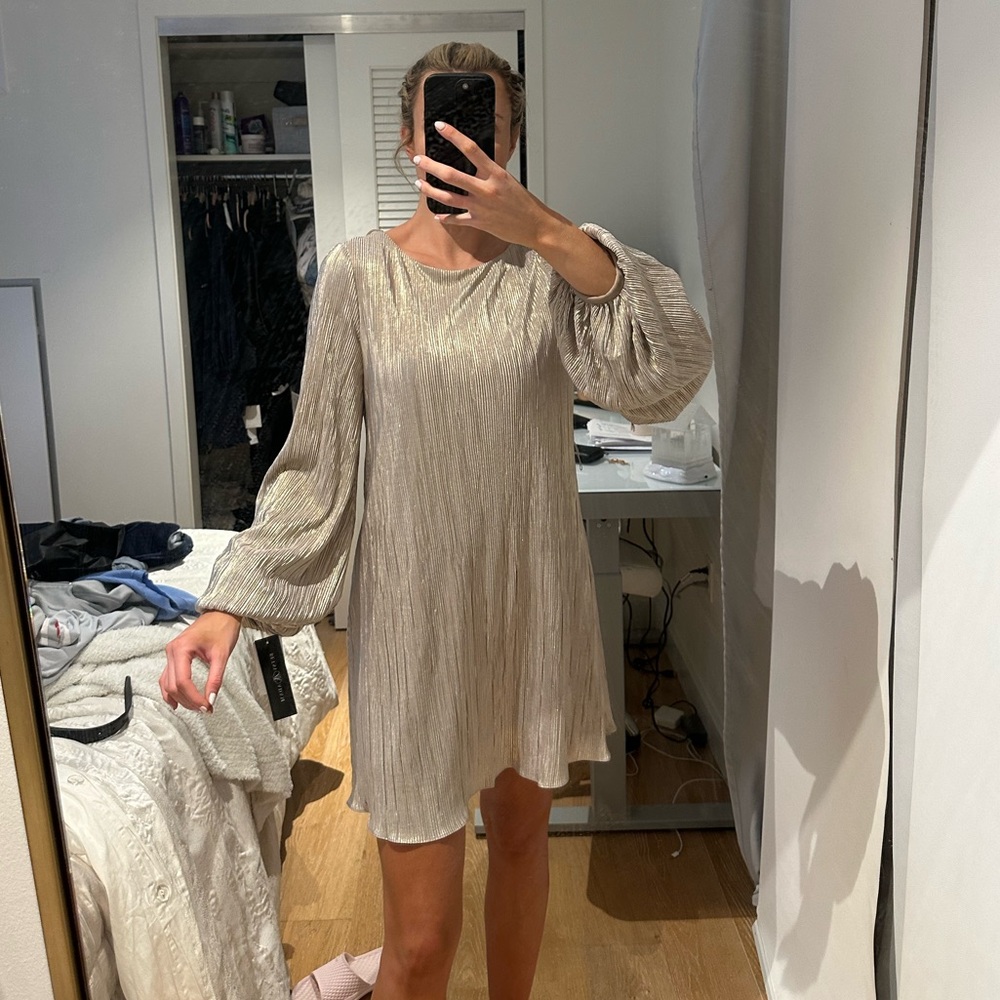 Betsy & Adam Gold Sparkly pretty dress